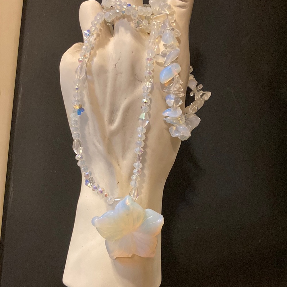 Gorgeous craved Opal flower necklace w stretchy bracelet
